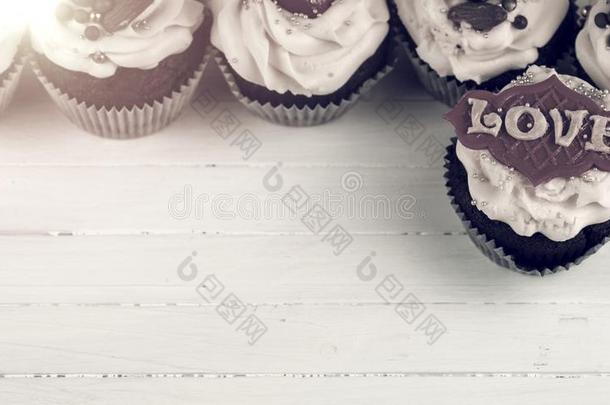 生日纸杯蛋糕和爱.纸杯蛋糕为情人`英文字母表的第19个字母一天
