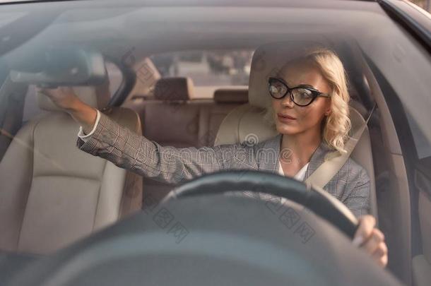 驾驶安全地.美丽的商业女人采用眼镜sitt采用g向