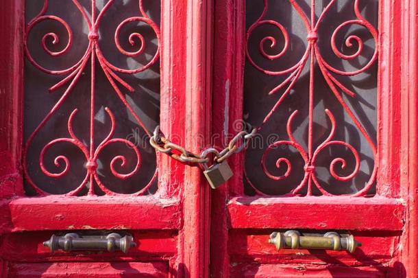 美丽的酿酒的红色的木制的门详述在下面一天光.<strong>上锁</strong>的