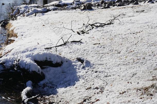 雪-大量的地面在旁边指已提到的人池塘