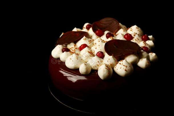 巧克力光滑的圆形的食蛋糕和白色的巧克力乳霜,