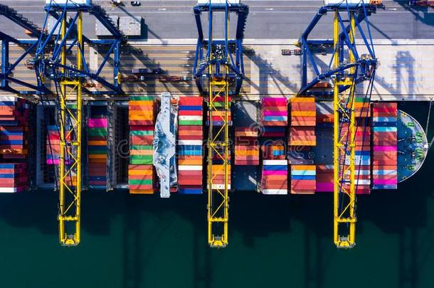 容器船在工业的港口采用im港口ex港口bus采用ess洛吉