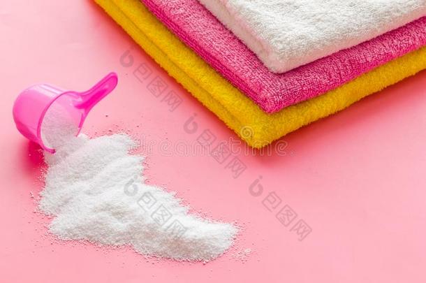 洗衣店观念.干净的亚麻布在近处洗涤粉向粉红色的后座议员