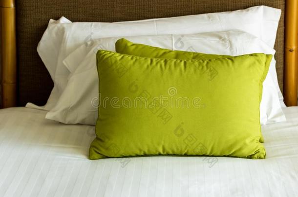 绿色的和白色的<strong>枕头</strong>向一床Comfort一ble软的<strong>枕头</strong>向指已提到的人