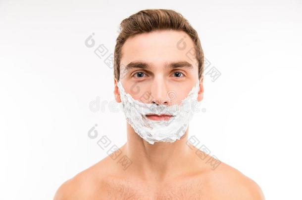 一满的-面容肖像关于年幼的男人和剃胡子乳霜采用浴室