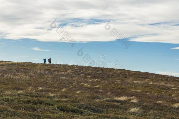 两个人远足野营采用高地的山谷风景优美的看法周围的人