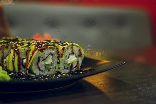 寿司向黑的盘子软的集中食物摄影采用咖啡馆