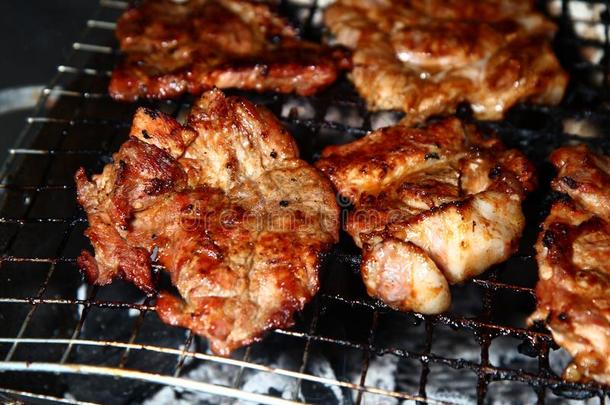 关在上面猪肉烤架.烤的猪肉.barbecue吃烤烧肉的野餐猪肉.烹饪术向查克