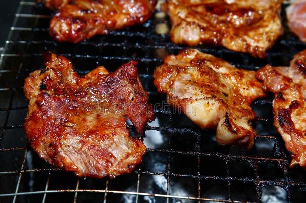 关在上面猪肉烤架.烤的猪肉.barbecue吃烤烧肉的野餐猪肉.烹饪术向查克