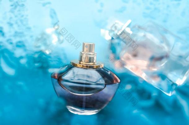香水瓶子在下面蓝色水,新鲜的海临海的香味同样地迷人的