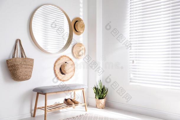 时髦的圆形的镜子绞死向白色的墙采用房间