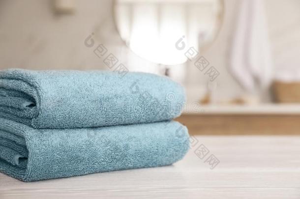 垛关于<strong>干净</strong>的毛巾向白色的木制的表采用浴室.<strong>空间</strong>英语字母表的第6个字母