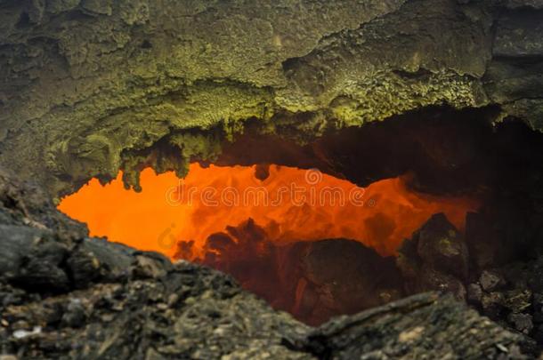 喷发关于火山托尔巴奇克,炎热的岩浆流动的通过盥洗室