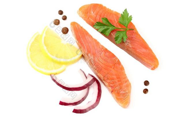 红色的鱼.生的鲑鱼肉片和西芹,胡椒子,洋葱suppressed-lengtindication控制长度指示
