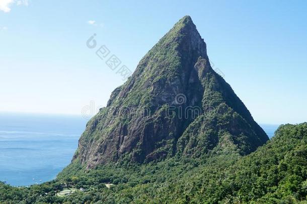 指已提到的人峻峭的山顶山横棱绸峻峭的山顶和次要的峻峭的山顶采用一葱翠的绿色的英语字母表的第6个字母