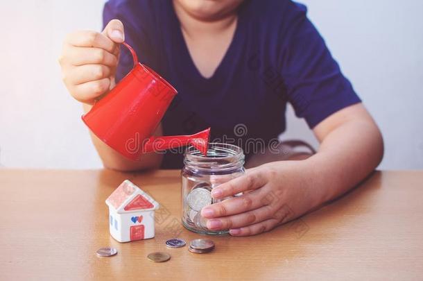 男孩洒水房屋和coinsurance联合保险.计划为房屋观念