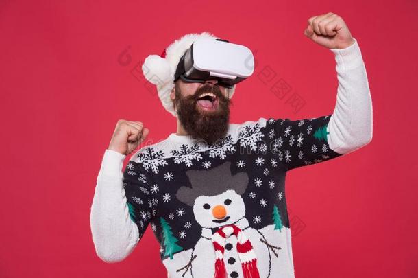 想最好的圣诞节社交聚会.有胡须的低到臀部的采用VirtualReality虚拟现实眼镜.男人比赛