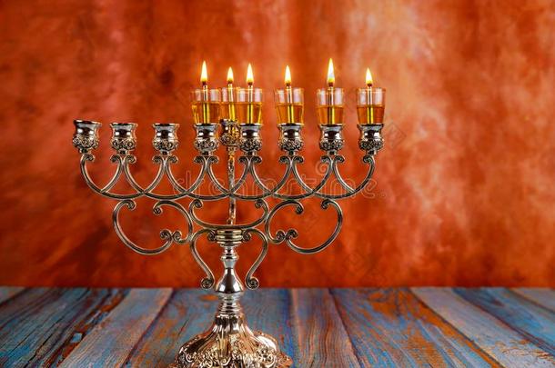 num.第五一天光明节蜡烛是燃烧的向光关于指已提到的人犹太人的int.引人注意