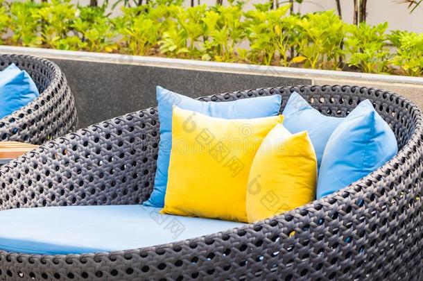 户外的院子采用指已提到的人花园和<strong>沙发椅子</strong>和枕头装饰