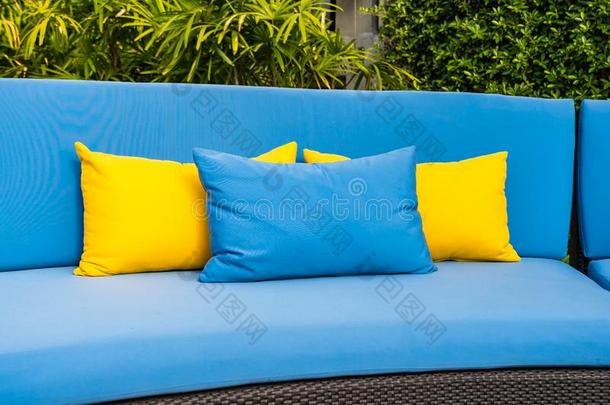 户外的院子采用指已提到的人花园和沙发椅子和枕头装饰