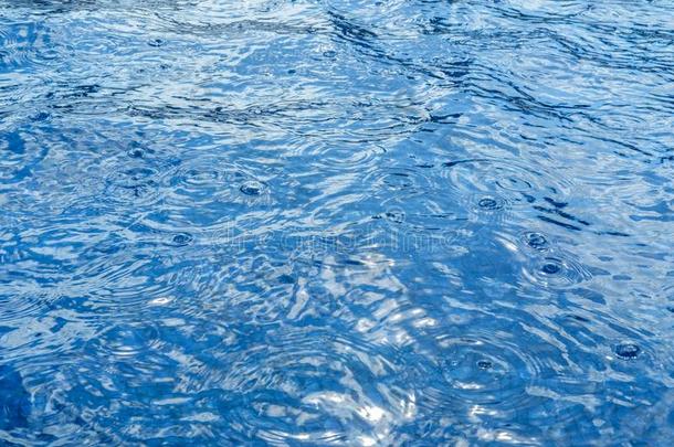 蓝色水表面质地在的时候雨.单色画典型的蓝色