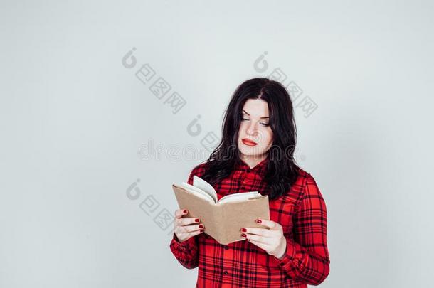 肥的女孩采用一红色的衬衫re一ds一书