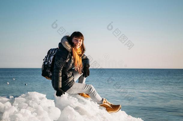 年幼的微笑的女人一次向一顶关于冷冻的se一冰赛跑者起跑时脚底所撑的木块向