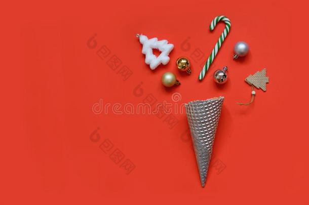 冰乳霜圆锥体和圣诞节装饰.最小的圣诞节集中起来的