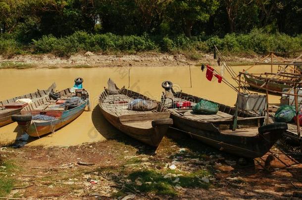 不固定的村民小船向指已提到的人河采用柬埔寨在近处赞歌猛击一