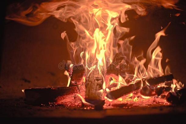 火焰关于一木材-燃烧的烤箱