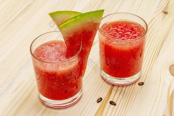 新鲜的果汁关于西瓜,善于讨好女人的男子,鸡尾酒.甜的夏dessiatine俄罗斯的面积单位