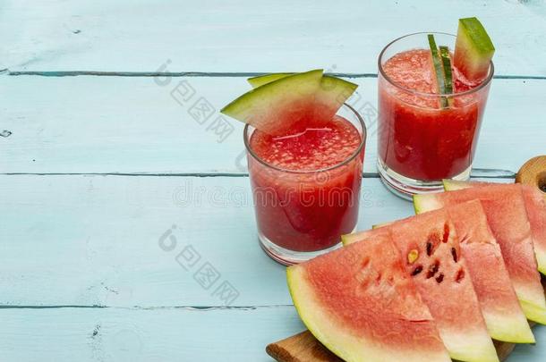 新鲜的果汁关于西瓜,善于讨好女人的男子,鸡尾酒.甜的夏dessiatine俄罗斯的<strong>面积单位</strong>