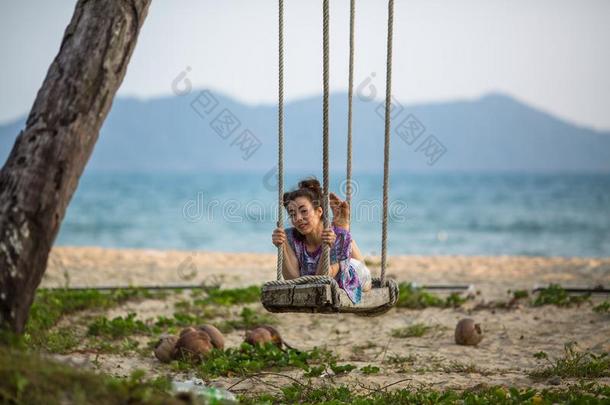 年幼的女孩愉快活跃的向一摇摆向一tropic一lbe一ch