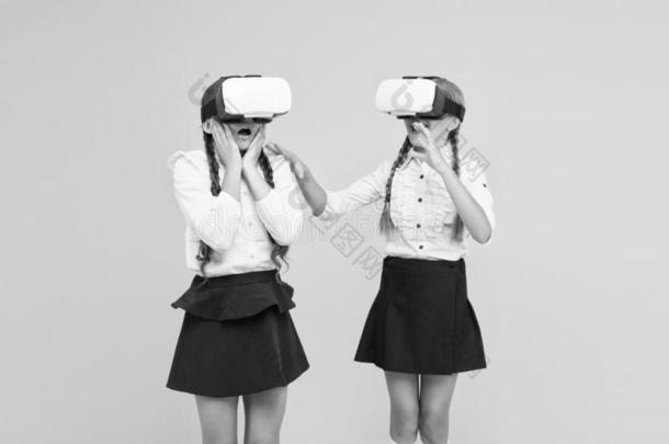 VirtualReality虚拟现实戴在头上的耳机或听筒.将来的<strong>教育</strong>.孩子们女生穿着不用电线的