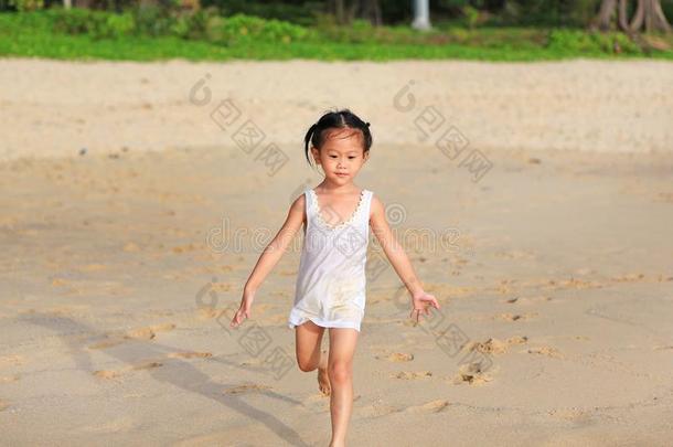 小的亚洲人<strong>小孩</strong>女孩<strong>跑步</strong>向指已提到的人海海滩