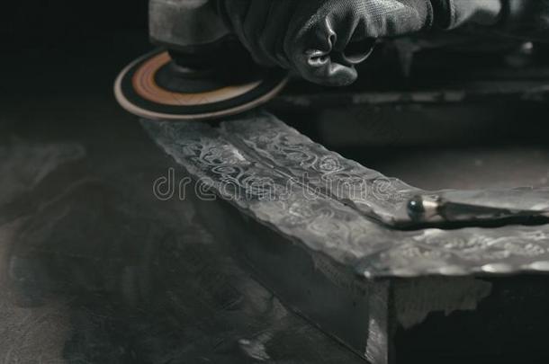 锻造<strong>车间车间</strong>.铁匠铺用手的生产.擦光金属和一一