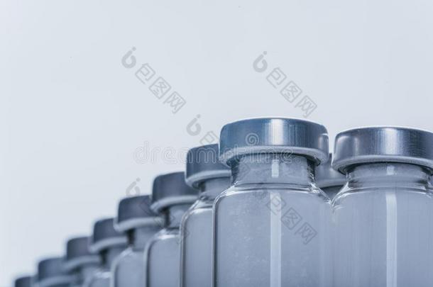 玻璃医学的一次用量的针剂小瓶为注射.医学是（be的三单形式干的干燥的白色的