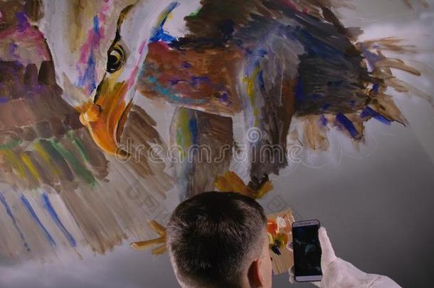 艺术家设计师绘画一鹰向墙.Craftsm一室内装饰师痛苦