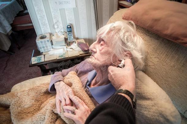 上了年纪的女人是（be的三单形式指定的反对者细菌的耳朵喷在旁边她护理病人、老人者在