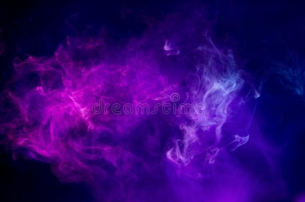 抽象的艺术有色的紫色的烟