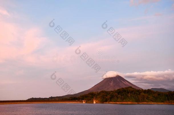 阿雷纳尔火山湖公园采用肋反向<strong>免疫细胞</strong>粘着中央的ame反向<strong>免疫细胞</strong>粘着