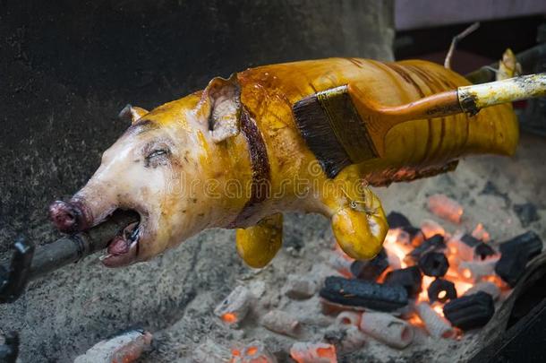 猪尸体是存在烤的和一一cient木炭炉.