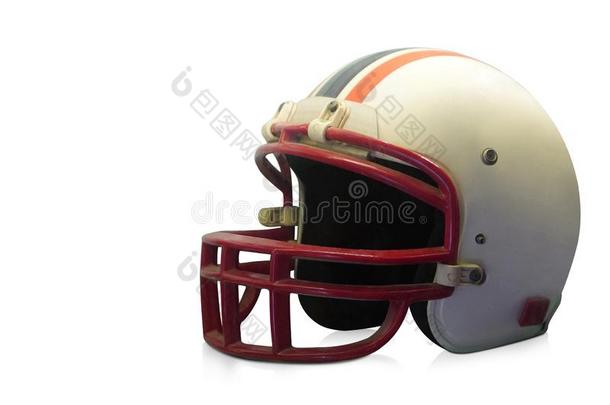古老的白色的和红色的美国人足球头盔向白色的后台