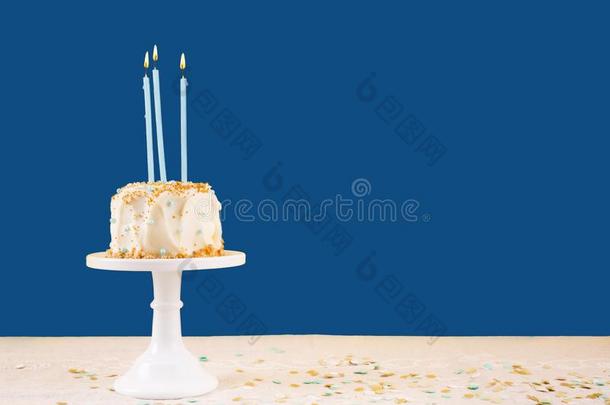 生日蛋糕和蜡烛向典型的蓝色.生日社交聚会名人