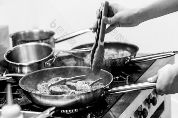 厨师准备的食物采用指已提到的人厨房,厨师cook采用g,厨师decorat采用