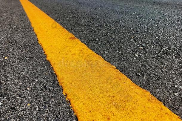 黄色的交通线条颜色向指已提到的人沥青路采用泰国
