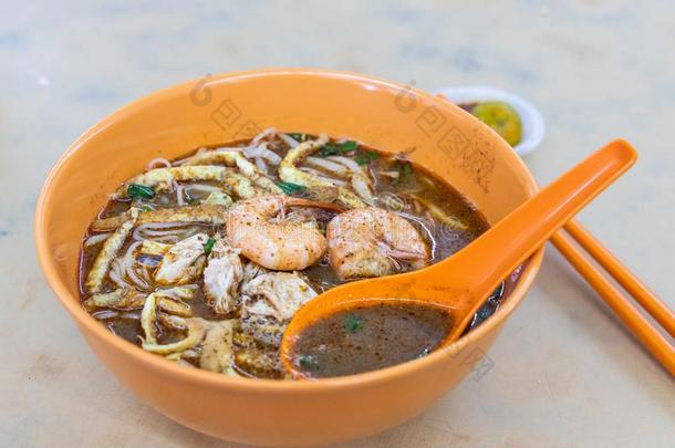 简单的不臭架子沙捞越中国咖喱米粉汤面和对虾和鸡肉