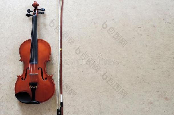 古典的红色的小提琴和弓向灰色背景.古典的穆西