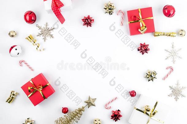 圣诞节放置和白色的,红色的和金礼物和装饰