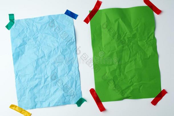 两个空白的摺皱的纸关于纸用胶水将物体粘合和橡胶有色的多动症